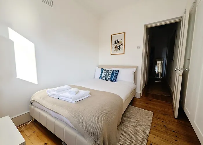 Colney Hatch Lane - Spacious 2-Bed 2-Bath Home With Private Garden